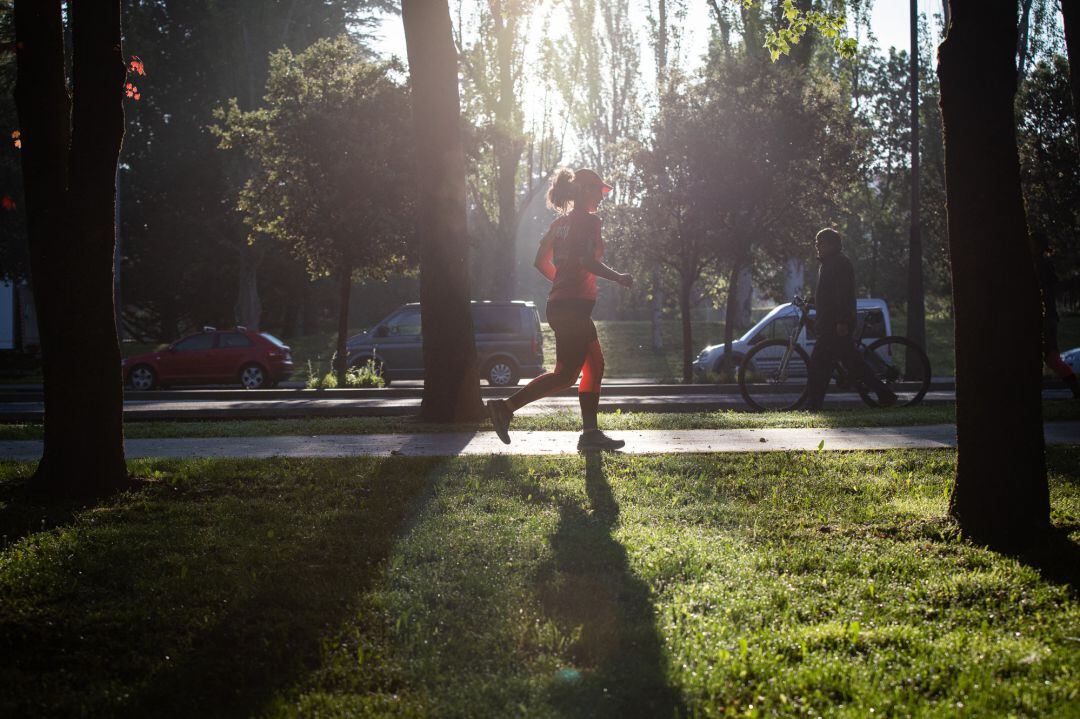 Una mujer sale a hacer deporte en el primer día en el que se permite hacerlo, en Álava 