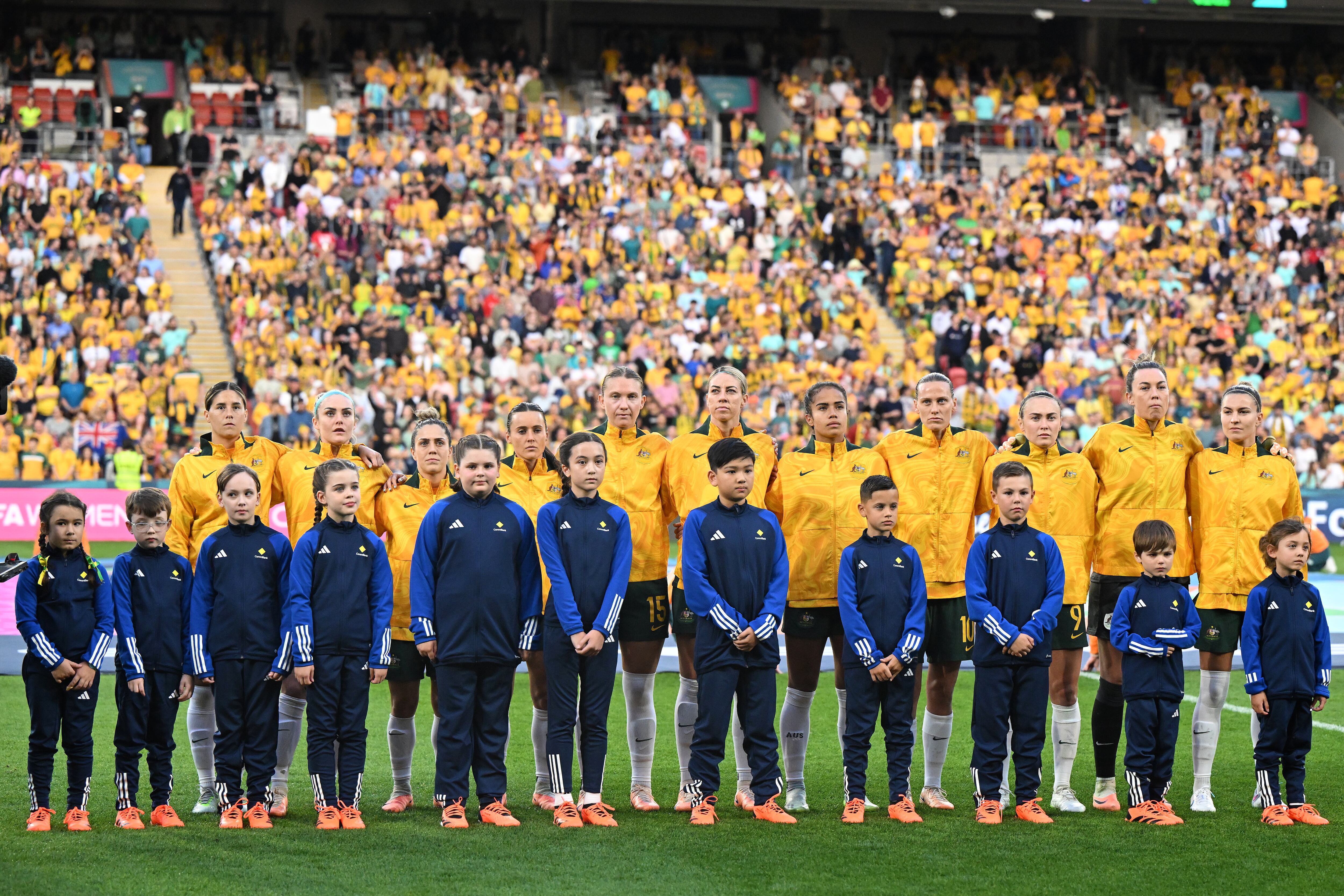 Brisbane (Australia), 12/08/2023.- Australia players line up for the national anthem ahead of the FIFA Women&#039;s World Cup 2023 Quarter Final soccer match between Australia and France at Brisbane Rectangular Stadium in Brisbane, Australia, 12 August 2023. (Mundial de Fútbol, Francia) EFE/EPA/DARREN ENGLAND AUSTRALIA AND NEW ZEALAND OUT
