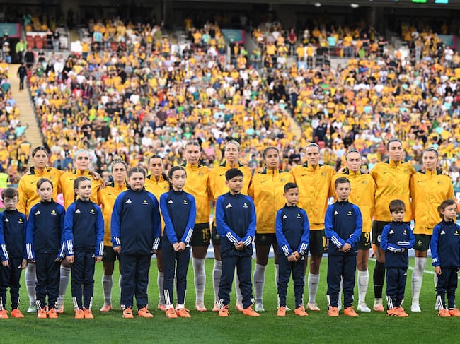 Brisbane (Australia), 12/08/2023.- Australia players line up for the national anthem ahead of the FIFA Women's World Cup 2023 Quarter Final soccer match between Australia and France at Brisbane Rectangular Stadium in Brisbane, Australia, 12 August 2023. (Mundial de Fútbol, Francia) EFE/EPA/DARREN ENGLAND AUSTRALIA AND NEW ZEALAND OUT