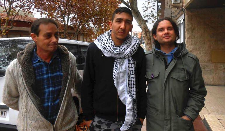 Los responsables de Sí Se Puede! en Alcobendas y Sanse posan con el refugiado que amenaza con retomar una huelga de hambre