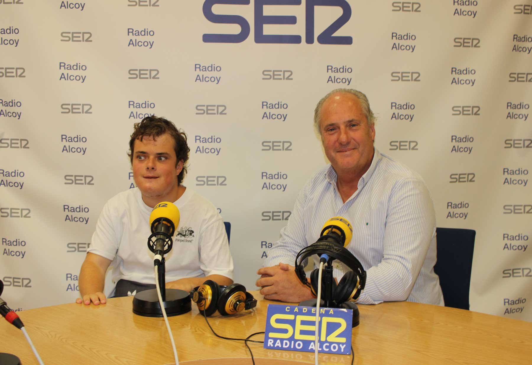 Álvaro Jordá y Tono Jordá, en el estudio central de Radio Alcoy