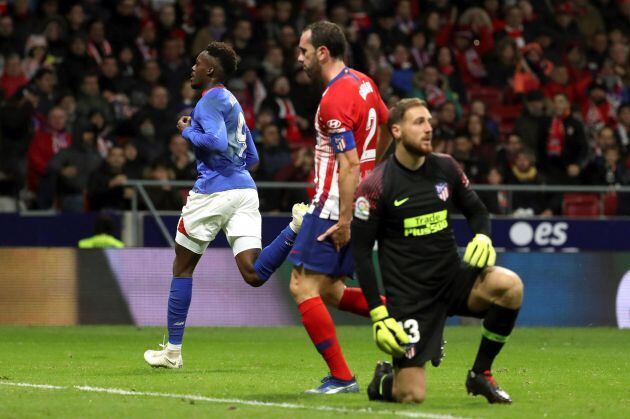 El delantero del Athletic, Iñaki Williams (i), tras conseguir el segundo gol del equipo bilbaino ante los jugadores del Atlético de Madrid, el defensa uruguayo Diego Godín (c) y el guardameta esloveno, Jan Oblak, durante el encuentro correspondiente a la jornada 12 de primera división que disputan en el estadio Wanda Metropolitano, en Madrid.