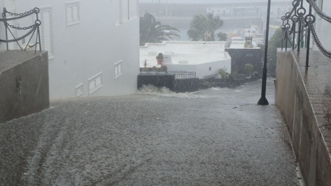 Consecuencias de la lluvia en la calle Teide.
