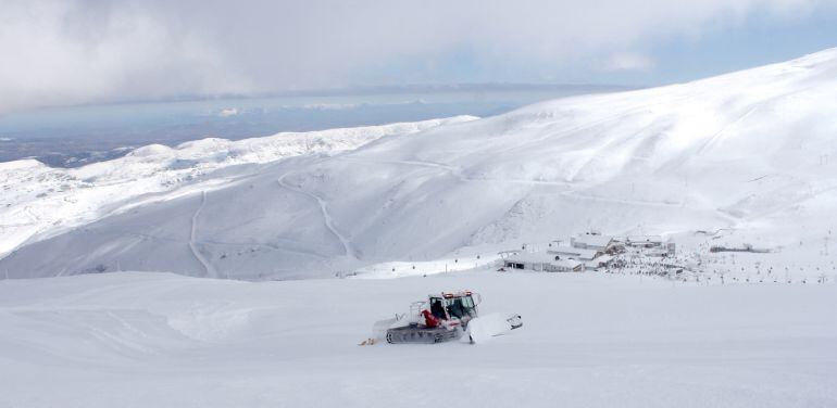 Aspecto de la estación de esquí de Sierra Nevada(Granada) este martes tras la última nevada, la más importante de la temporada