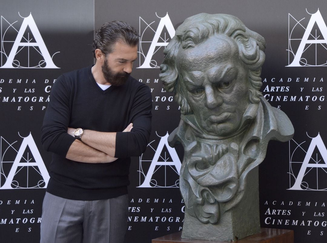 Foto de archivo de Antonio Banderas con una replica de un premio Goya en 2019