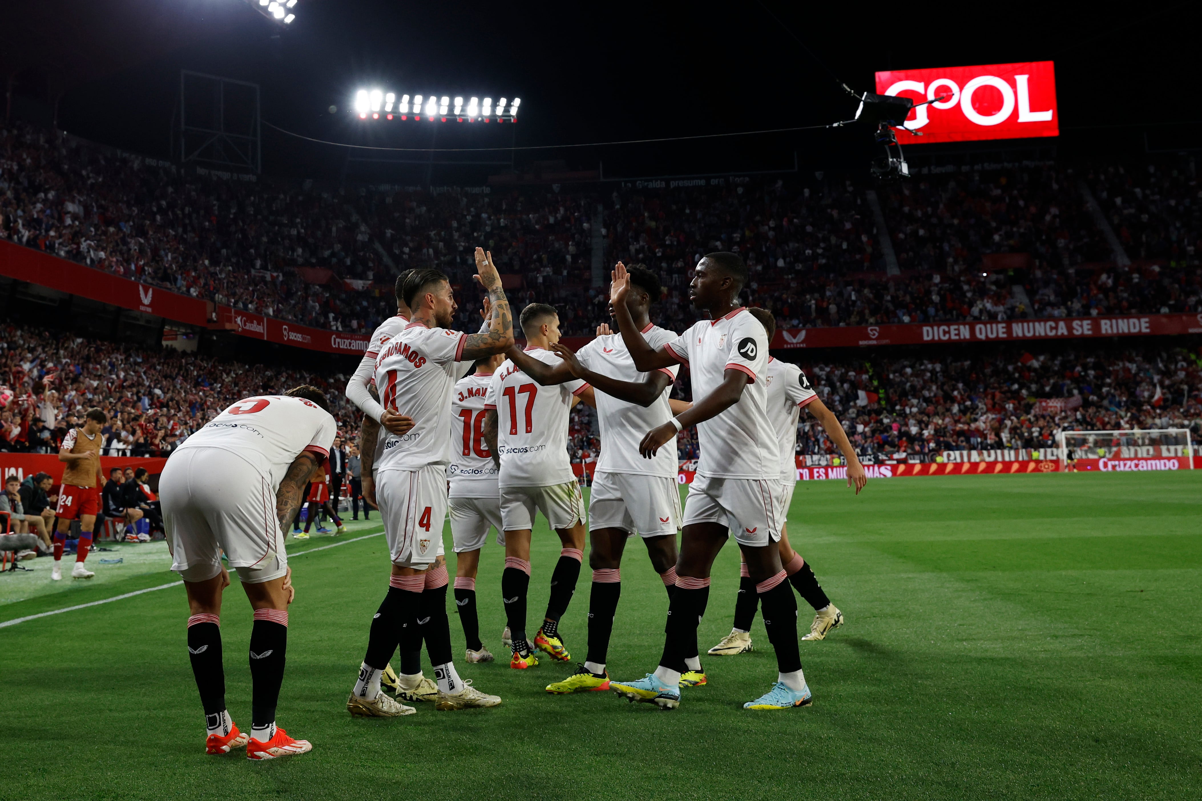 Los jugadores del Sevilla celebran el 2-0 ante el Granada durante el partido de la Jornada 34 de LaLiga que estos dos equipos juegan hoy en el estadio Sánchez Pizjuán. EFE/ Julio Muñoz