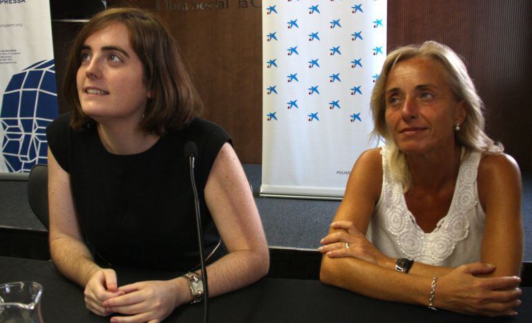 La investigadora Irati Zubizarreta i la pacient Maribel Peña (a la dreta)