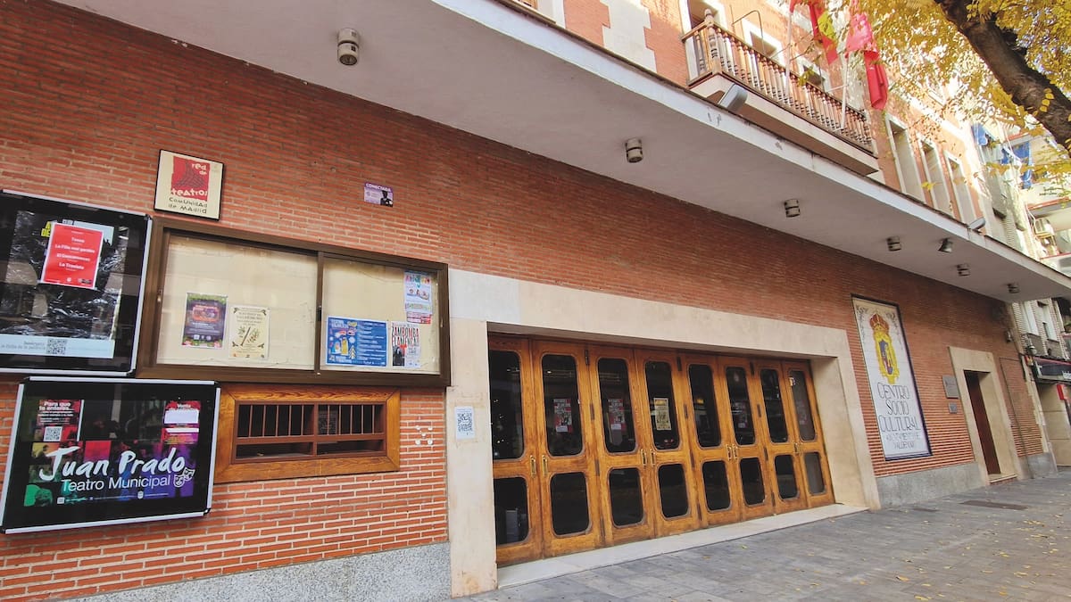 Elena Sánchez, concejala de Cultura de Valdemoro, informa de la reducción de los precios del teatro Juan Prado
