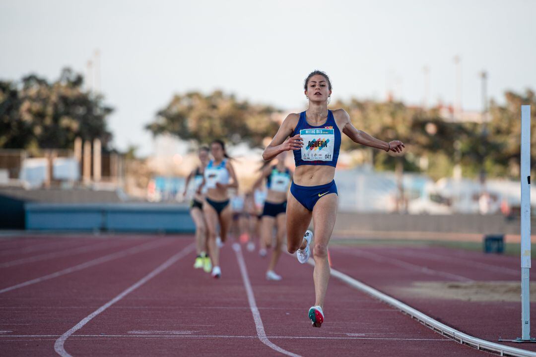 Águeda entrando en meta en primera posicion en el Meeting de Atletismo Toni Bonet