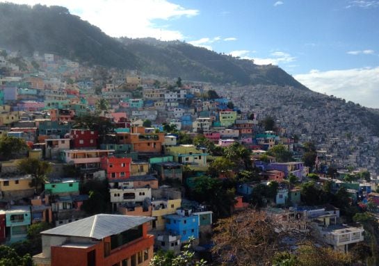 Parte de las viviendas auto construidas en las montañas de Petion Ville