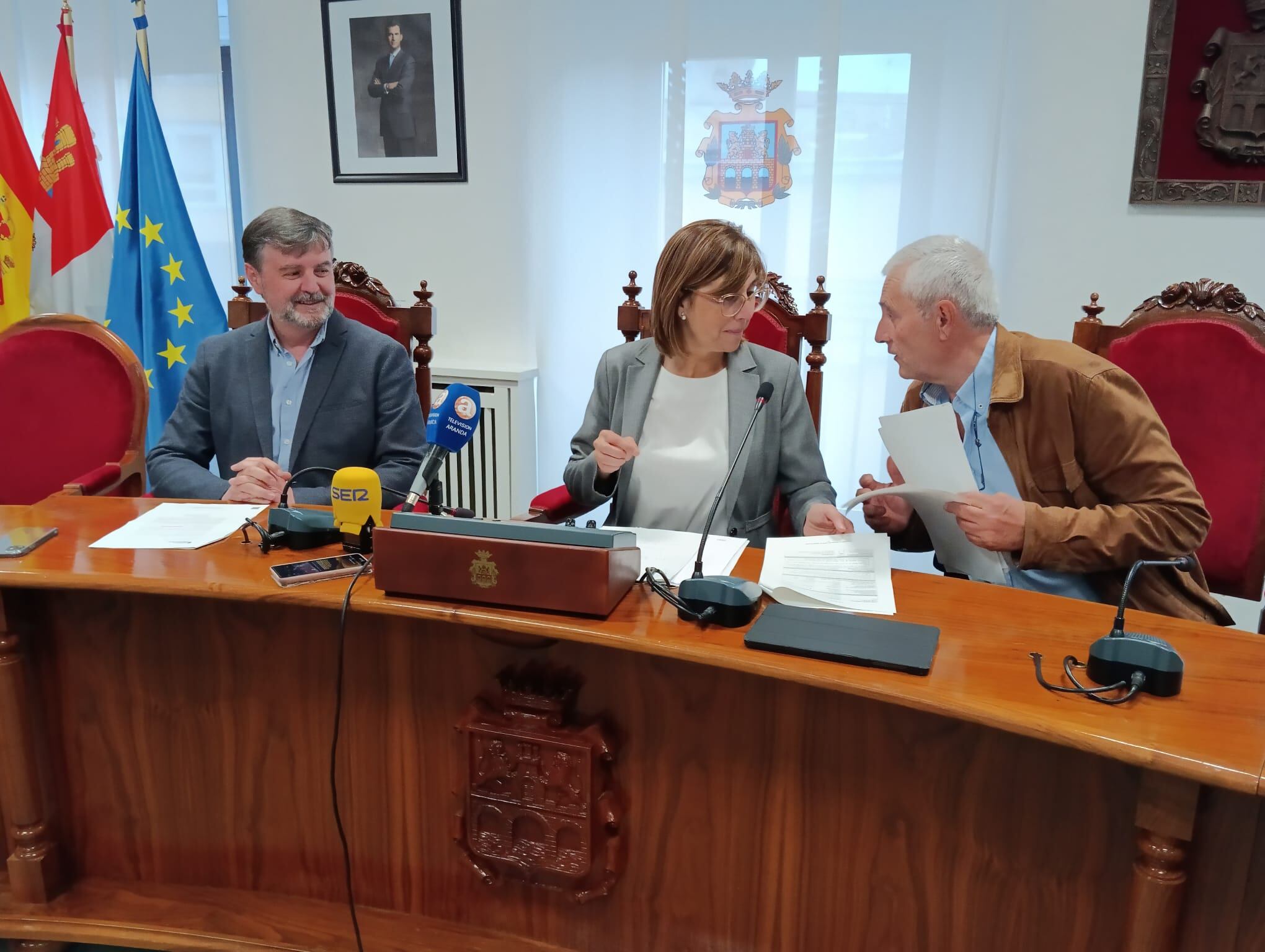 La alcaldesa comenta los detalles de esta cesión con el concejal de Urbanismo, Alfonso Sanz, en presencia del primer teniente de alcalde, Francisco Martín Hontoria