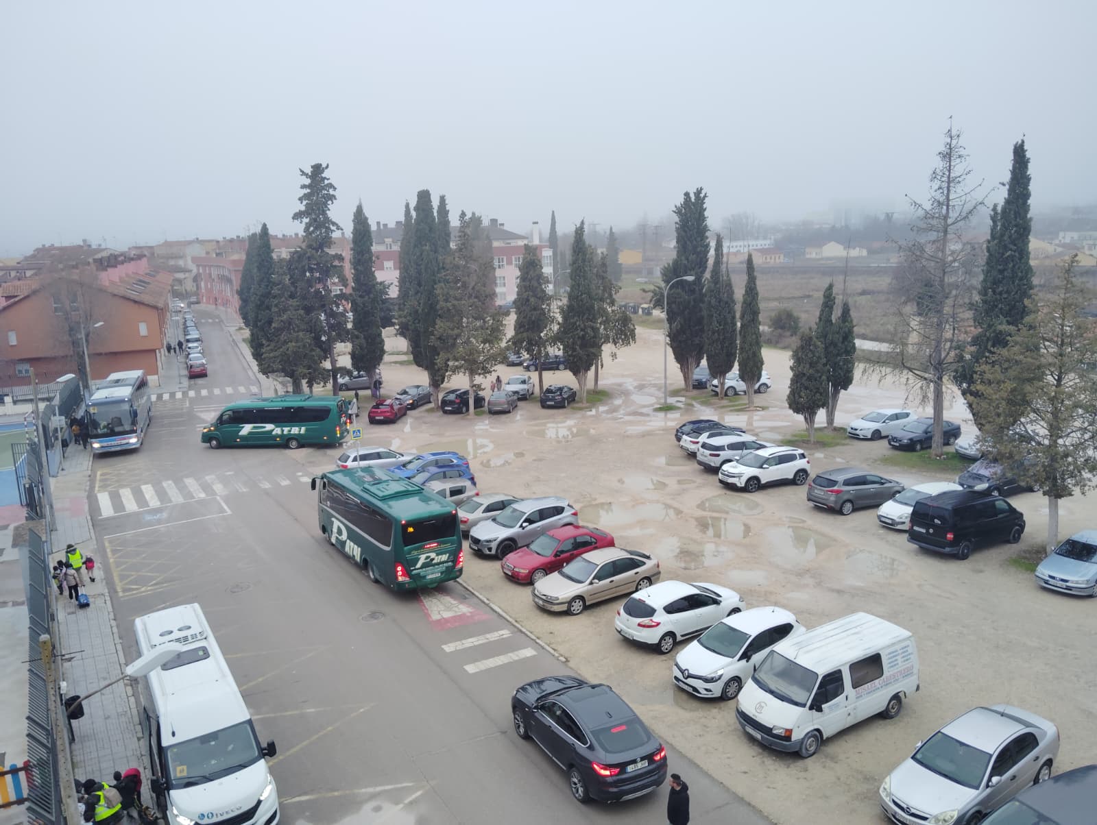 Entorno del colegio Simón de Colonia con los autobuses escolares a la hora de entrada