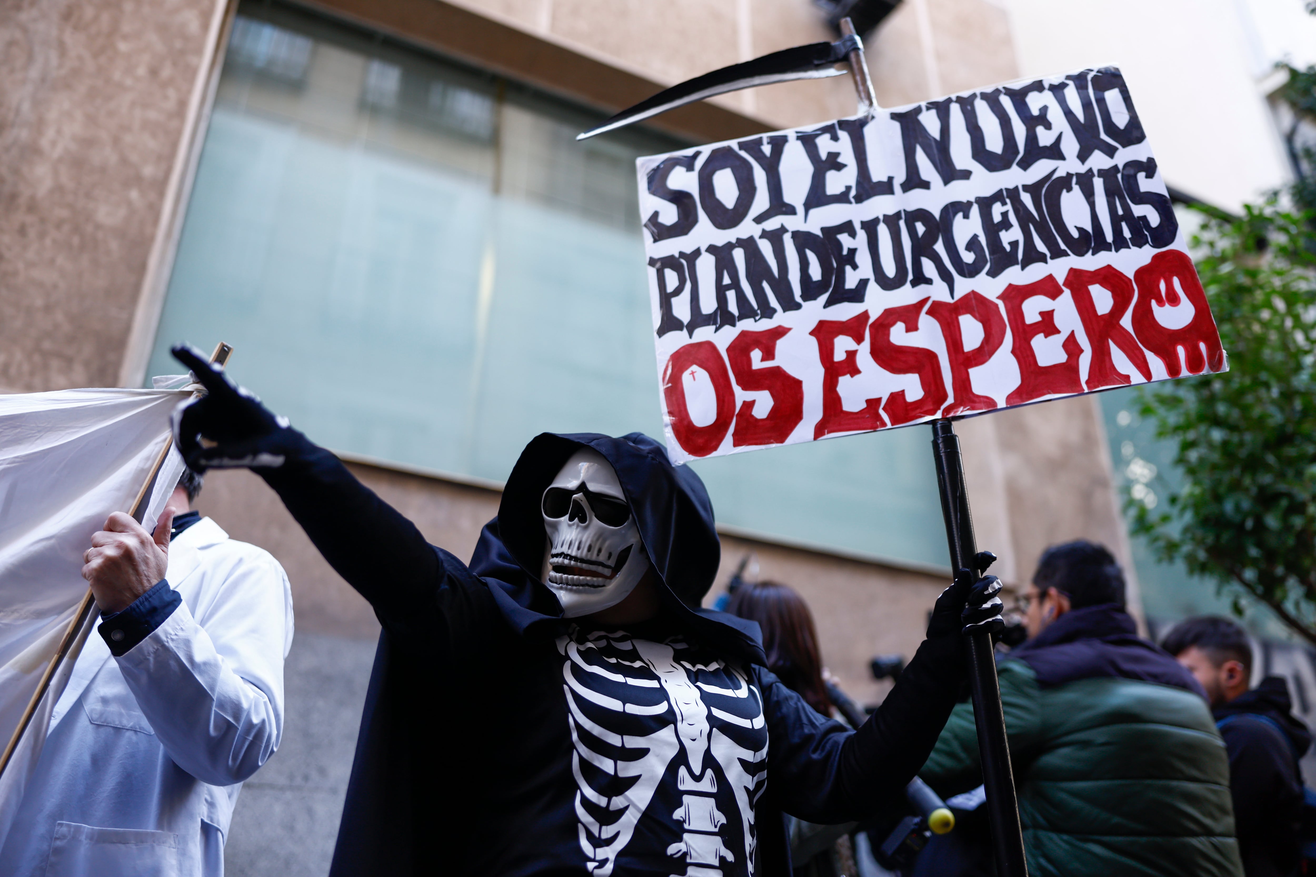 Médicos de urgencias extrahospitalarias de Atención Primaria de Madrid participan este lunes en una concentración frente a la sede de la Consejería de Sanidad en Madrid