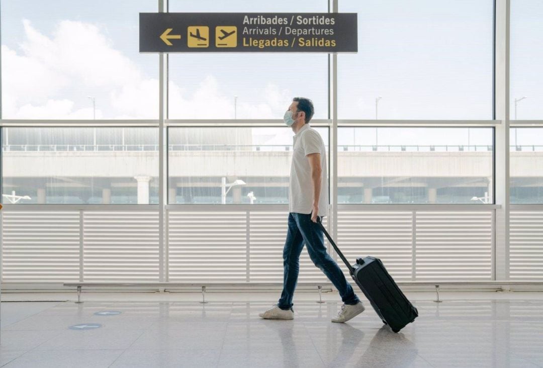 Viajero en un aeropuerto