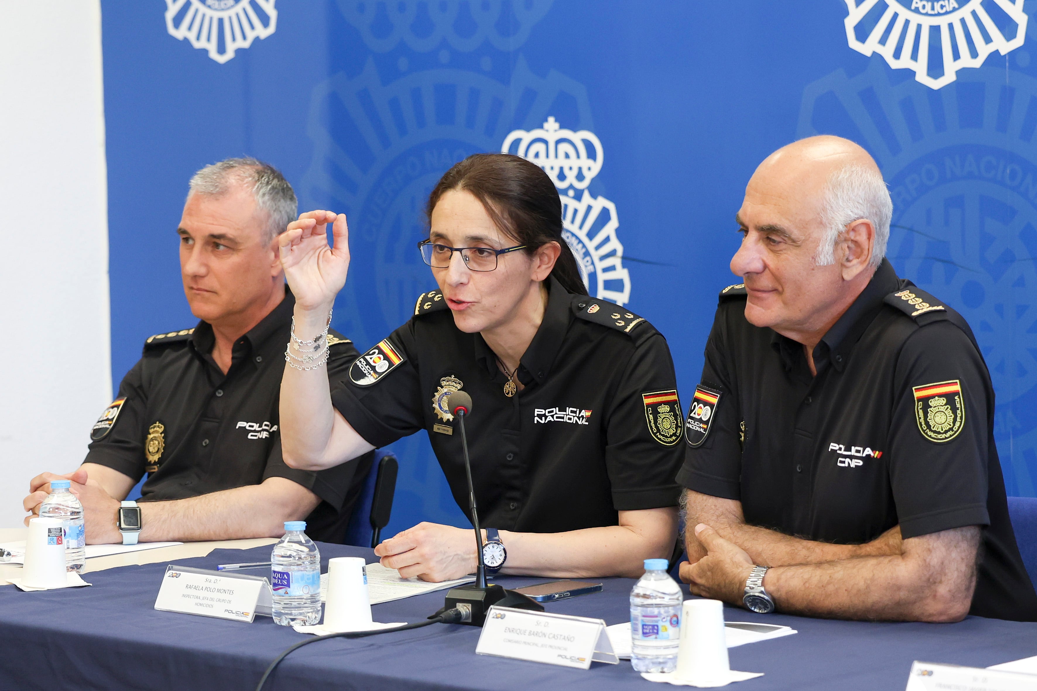MÁLAGA, 20/05/2024.-El jefe provincial de la Policía Nacional, Enrique Barón (d) y la Inspectora Jefa del Grupo de Homicidios, Rafaela Polo (c), atienden a los medios de comunicación para informar de que unos vestigios biológicos hallados en la cremallera de una mochila de David, el joven de 21 años asesinado en agosto de 2022 en Los Montes de Málaga, condujo a la Policía hasta José Jurado Montilla, condenado por cuatro homicidios en los años 80, como presunto autor de este crimen, este lunes en Málaga. EFE/Daniel Pérez