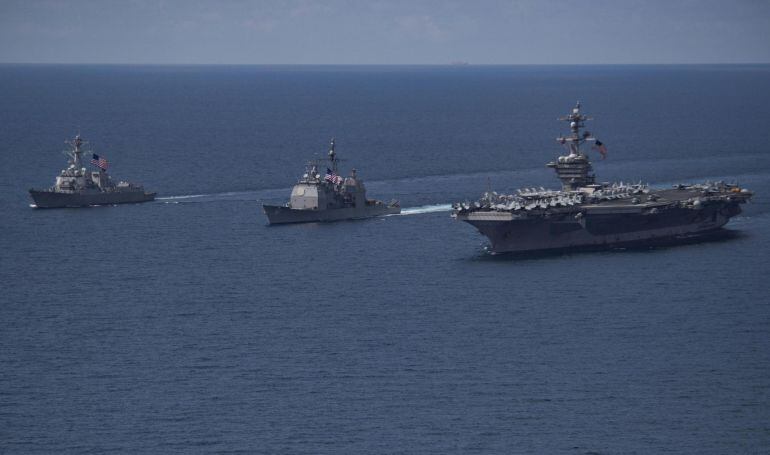 El USS Michael Murphy, el crucero Lake Champlain (CG-57), de la clase Ticonderoga, y el portaaviones de propulsión nuclear estadounidense Carl Vinson navegan por el Océano Índico el pasado 14 de abril de 2017.