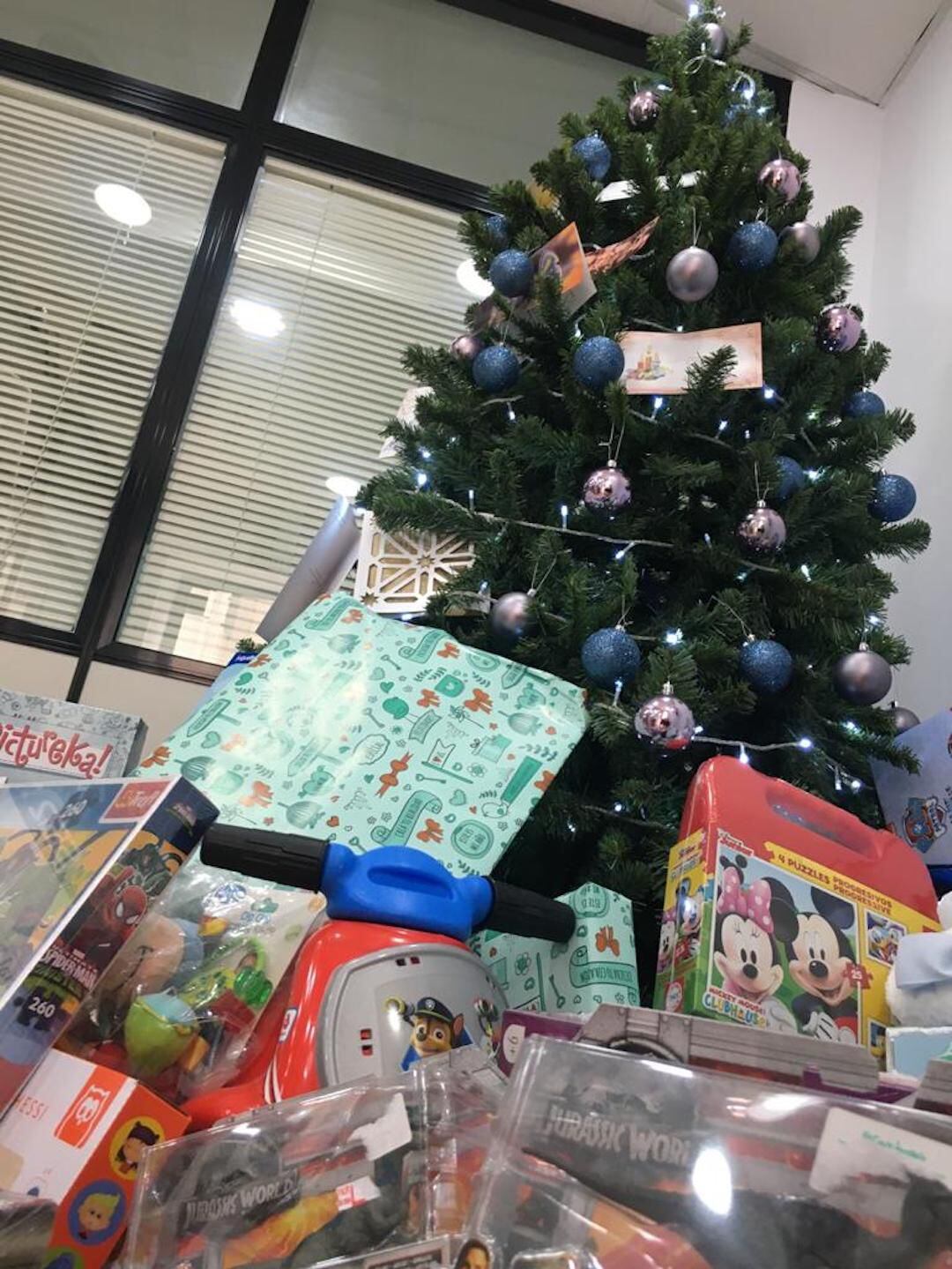 Árbol de Navida de Radio Córdoba rodeado por algunos de los juguetes recogidos en la campaña Ser Buena Gente 2019