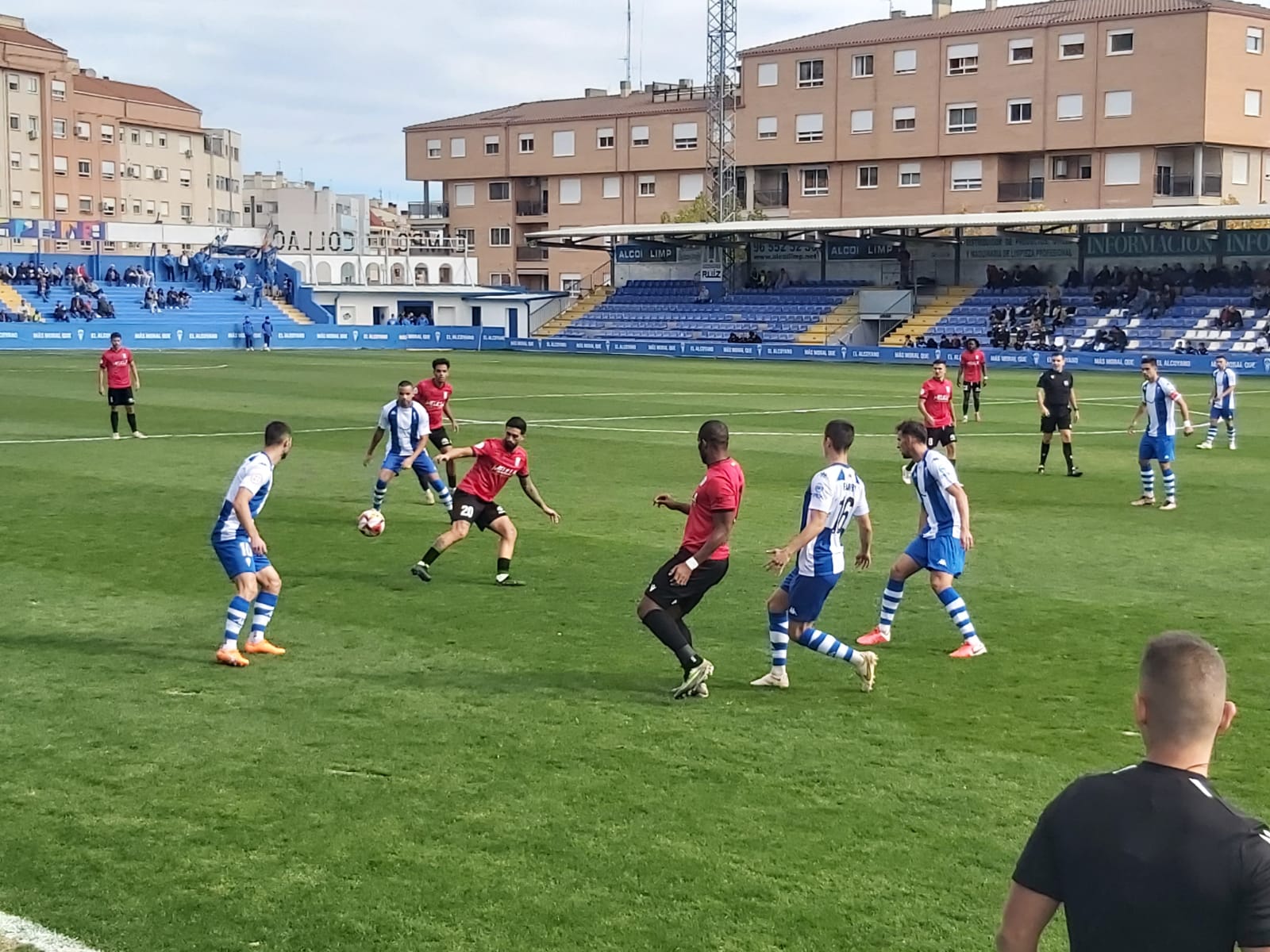 Instante del partido entre el CD Alcoyano y el UD Melilla en el Campo Municipal de El Collao