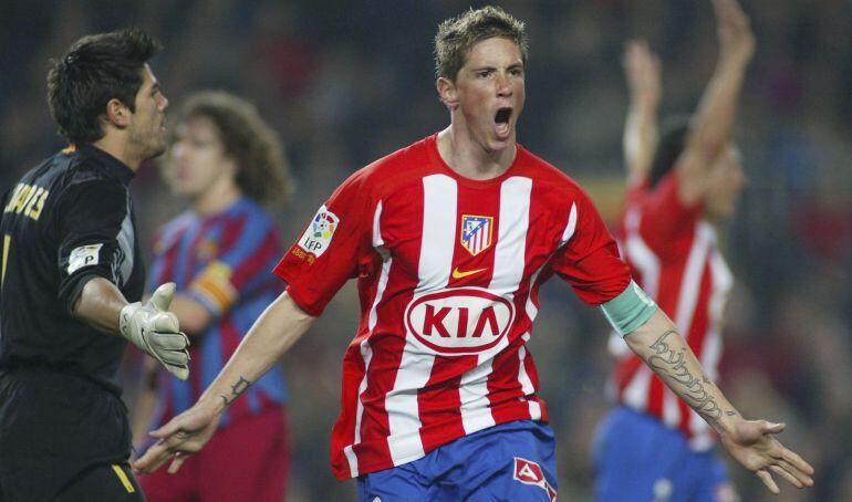 Fernando Torres celebra uno de sus goles ante el FC Barcelona.