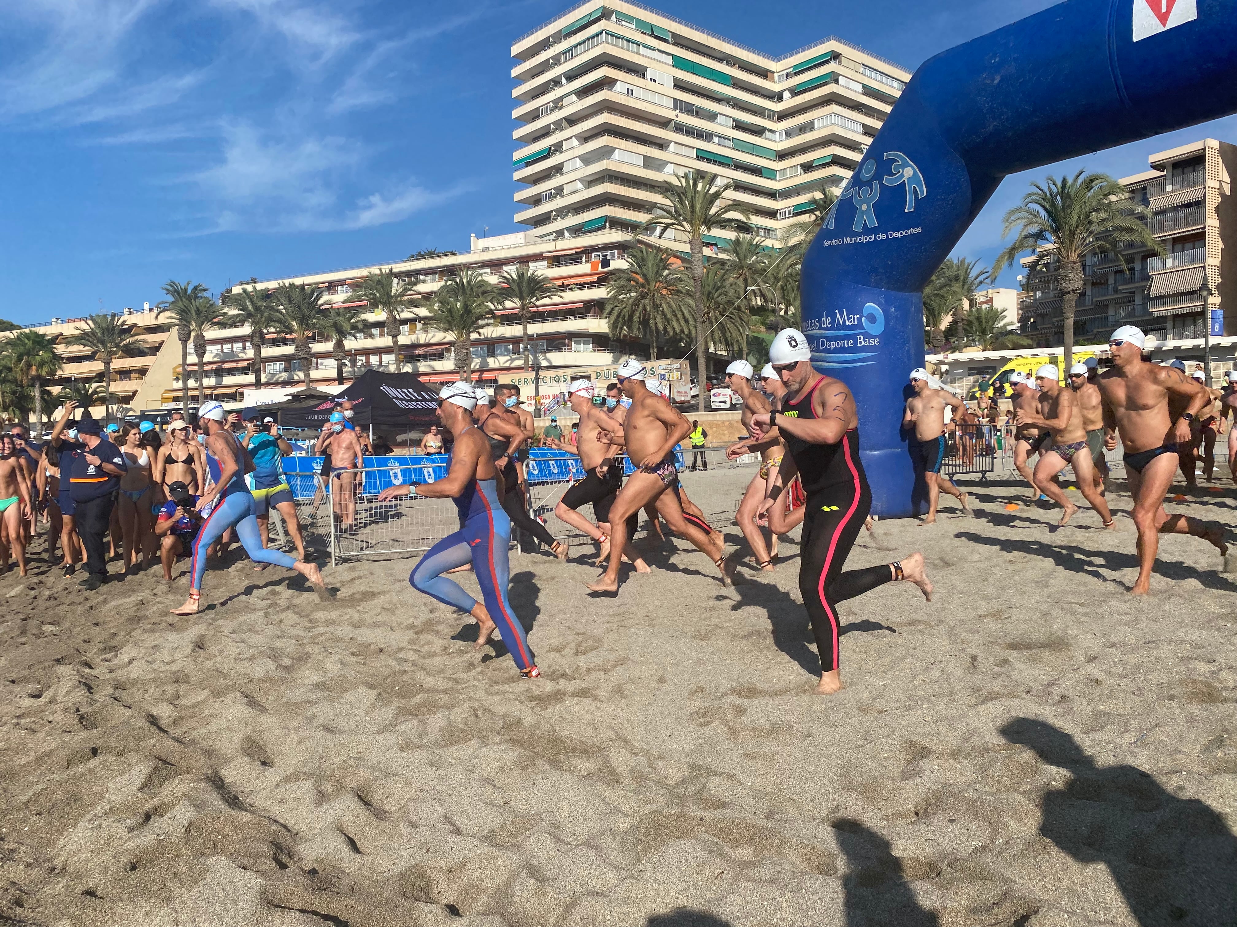 Unos 120 nadadores participarán en la Travesía a Nado “Puerto de Aguadulce” que se celebra este domingo.