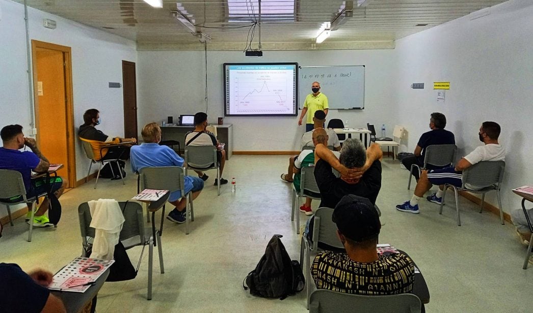 Conocer a las víctimas de accidentes para recuperar el carné: la DGT cambia los cursos de sensibilización