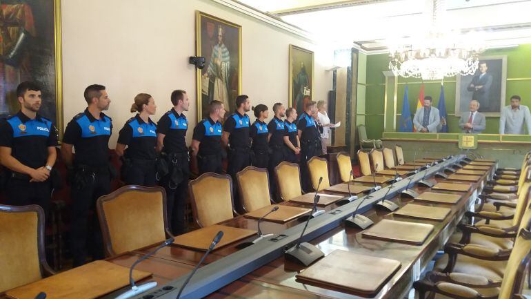 Nuevos agentes de la Policía Local de Oviedo (12) recogen sus credenciales en el Salón de Plenos del Ayuntamiento, de manos del Alcalde Wenceslao López.