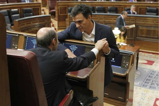 El diputado socialista, Pedro Sánchez, conversa con el secretario general del PSOE, Alfredo Pérez Rubalcaba, durante el pleno extraordinario que celebra hoy el Congreso.