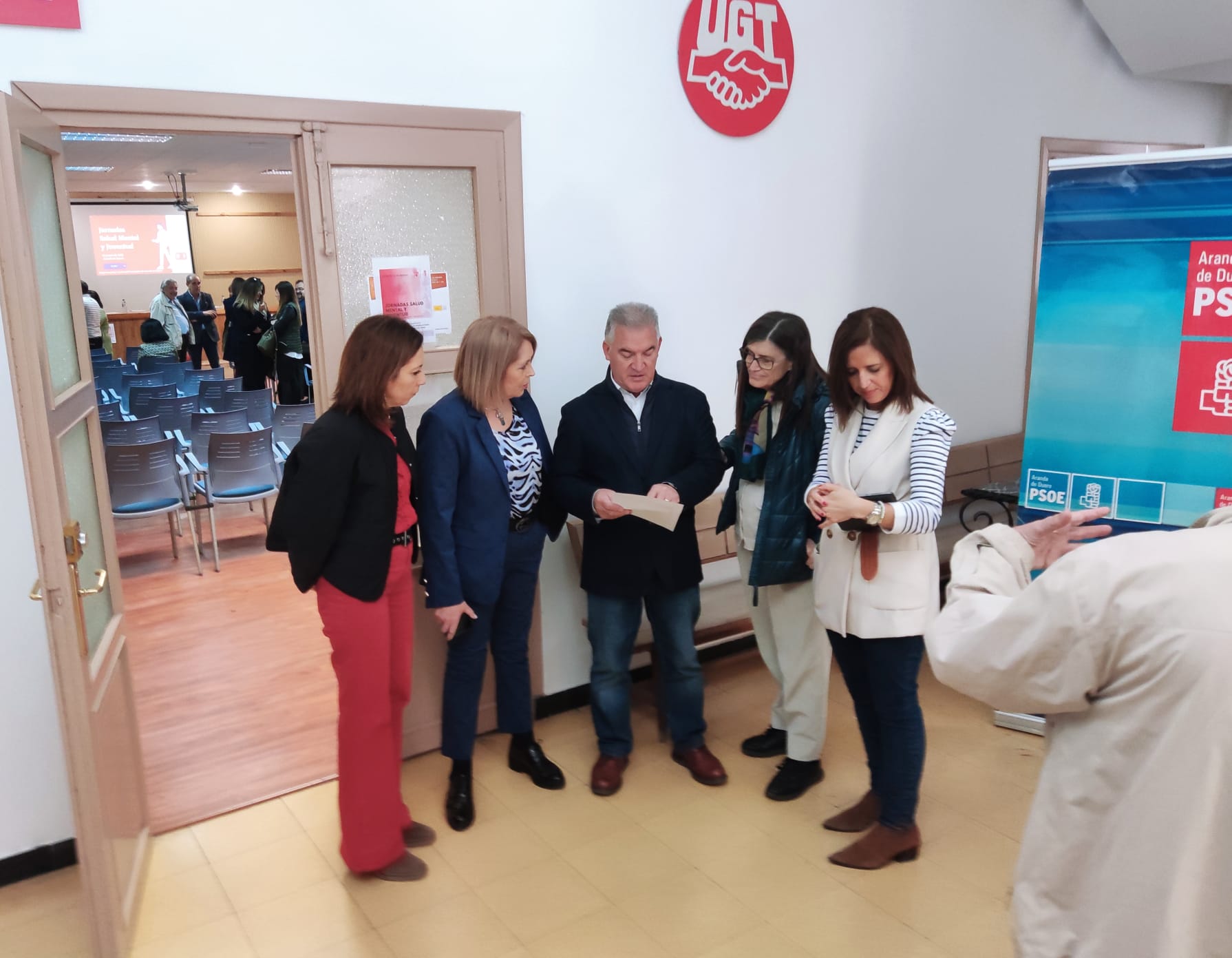 Pilar Aparicio -2ª por la izquierda- junto a representantes del PSOE antes de comenzar su intervención en las jornadas