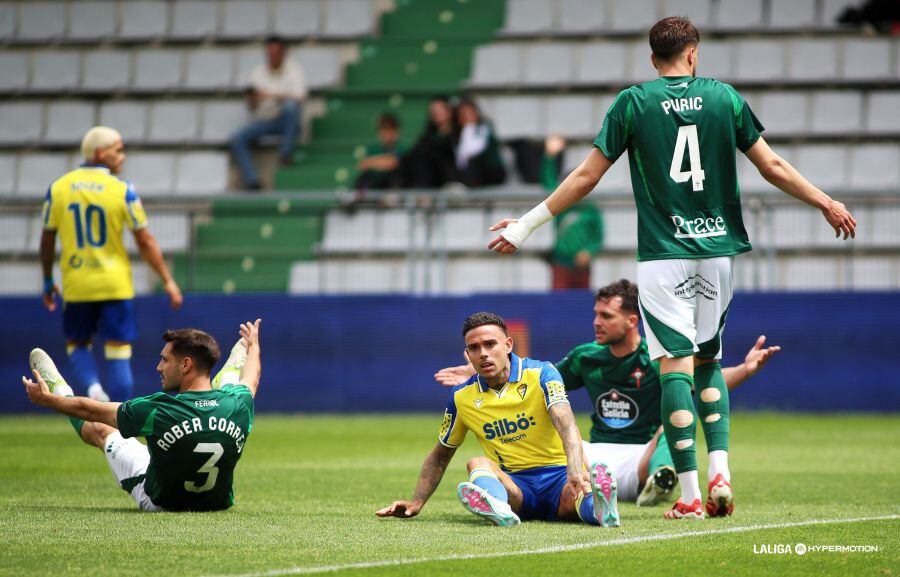 Rober Correa, a la izquierda de la imagen, tras una jugada del Racing-Cádiz en A Malata (foto: LaLiga Hypermotion)