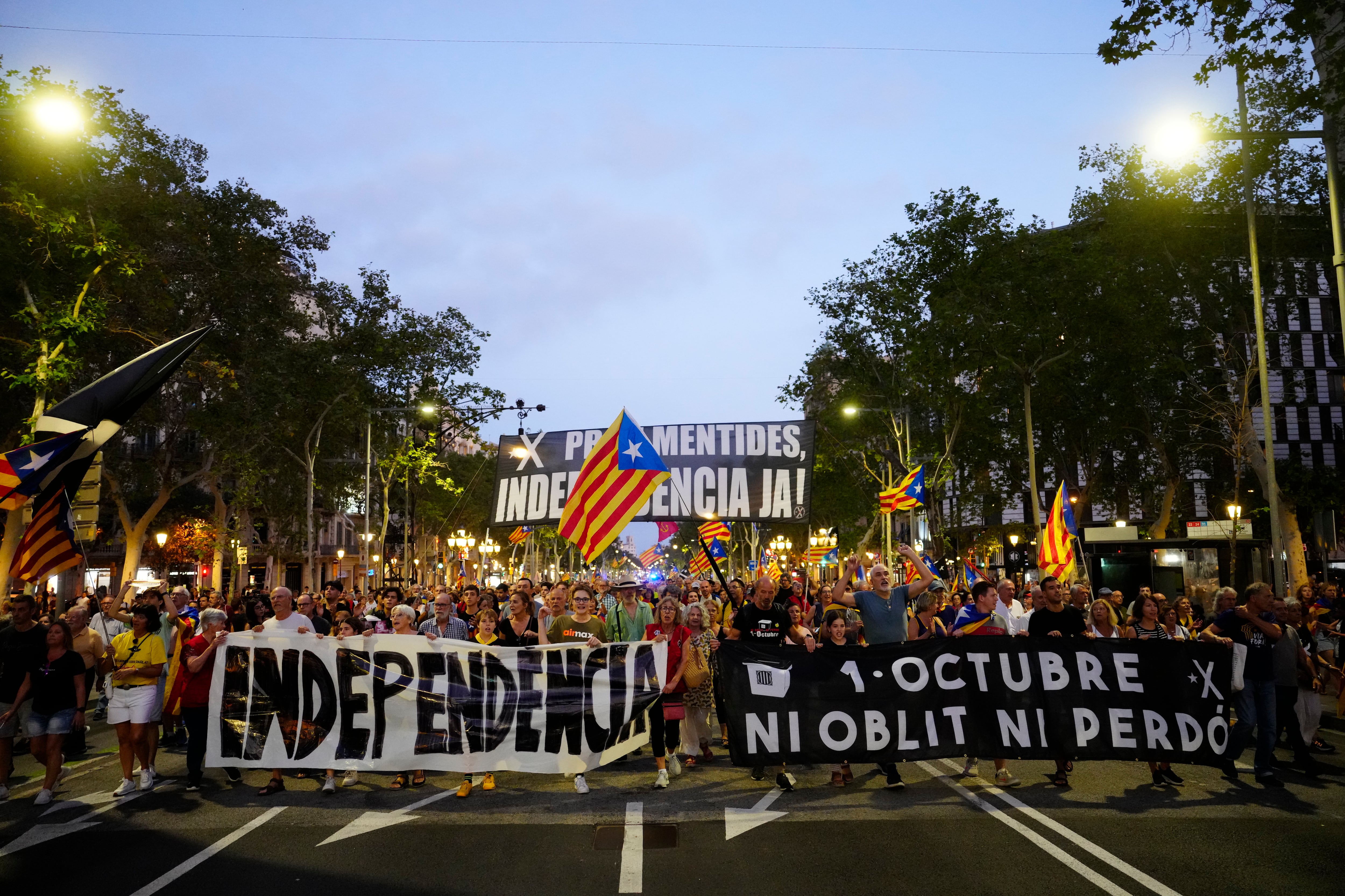 Manifestación por el sexto aniversario del referéndum del 1 de octubre celebrada este domingo en Barcelona, convocada por diversas entidades independentistas, como el Consell de la República, ANC, Òmnium, Intersindical o la AMI.