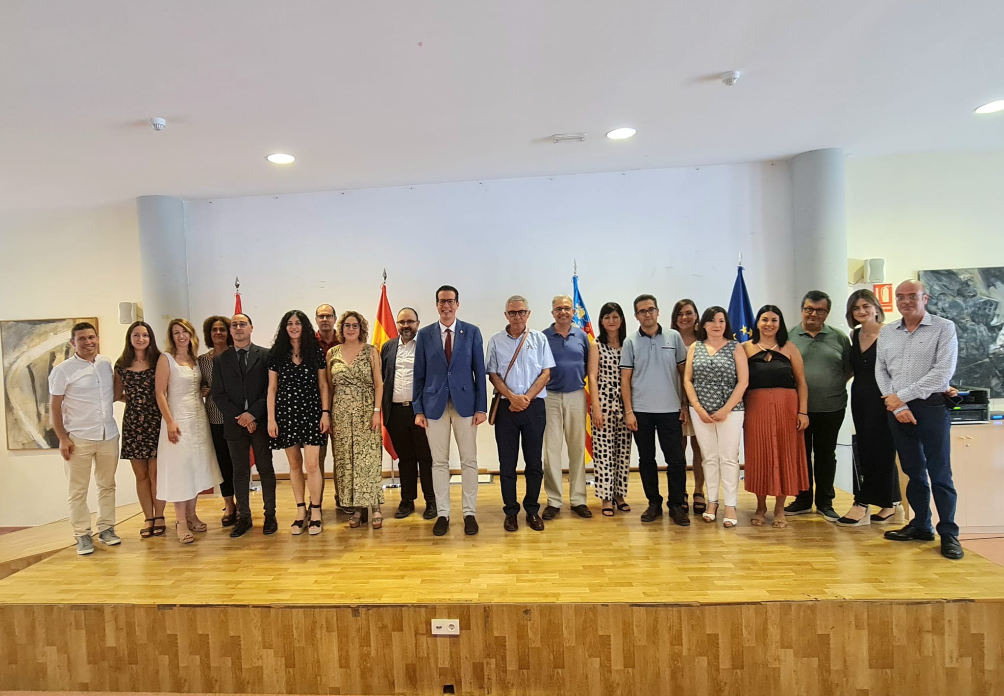 El alcalde de Elda, Rubén Alfaro, presidió la mañana del 1 de julio la toma de posesión de las 16 personas que van a cubrir las plazas de auxiliar administrativo en el Ayuntamiento de Elda