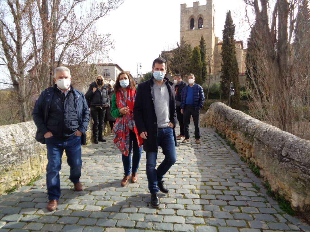 Luis Tudanca, acompañado, entre otros, de Esther Peña y el secretario comarcal del PSOE, Ildefonso Sanz