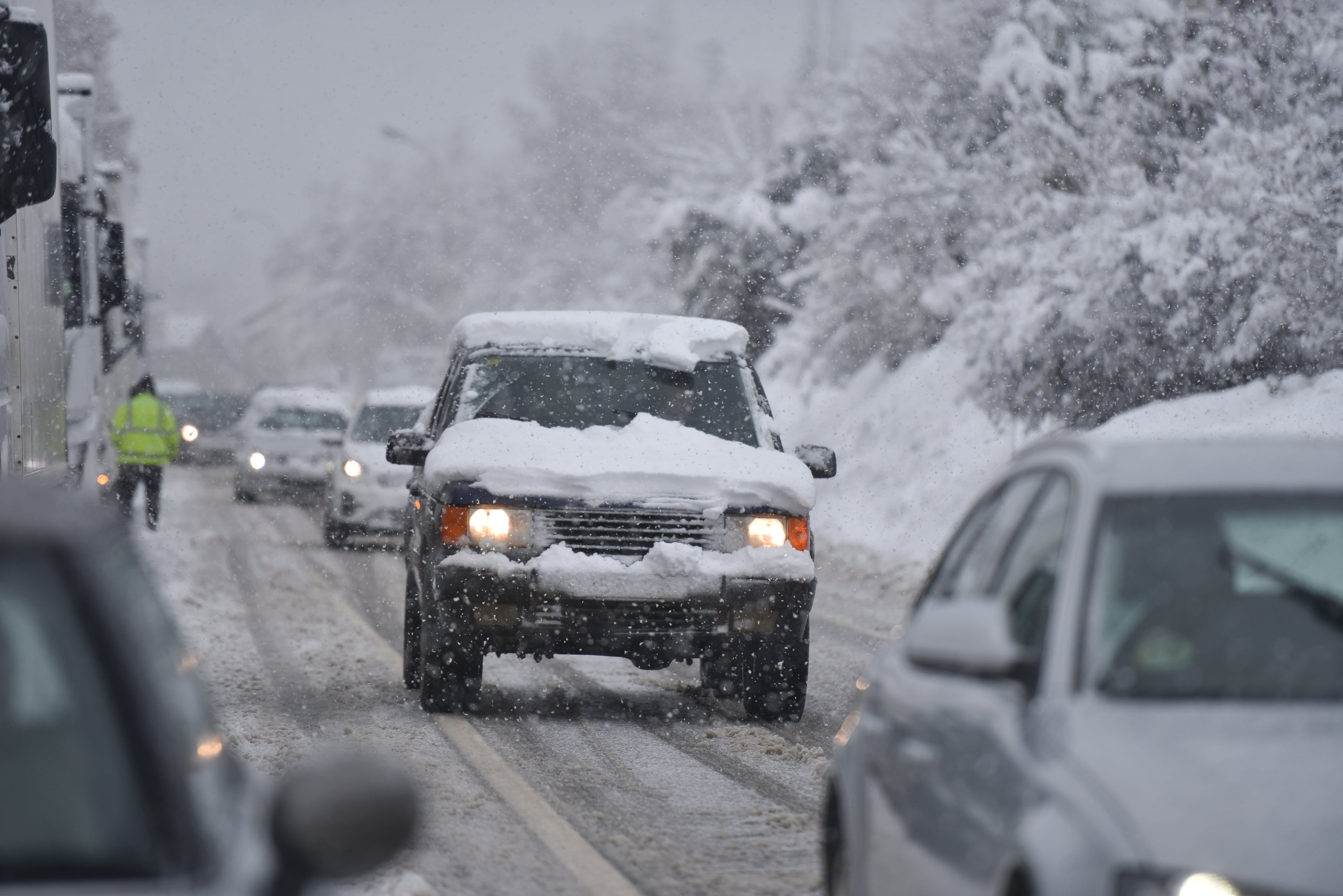 Imagen de archivo de circulación en condiciones de nieve en carreteras de Huesca