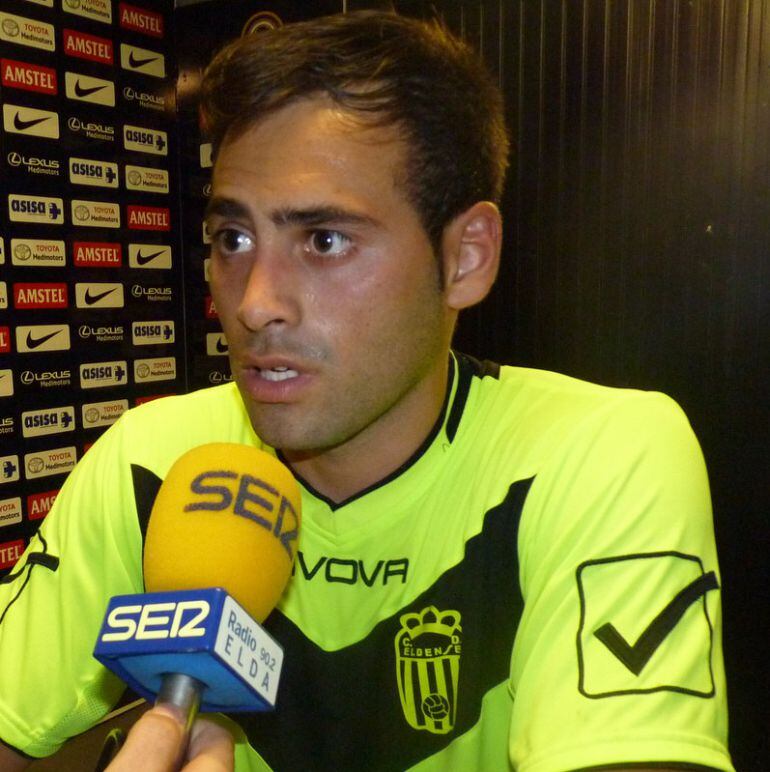 Damián Petcoff atendiendo los micrófonos de Radio Elda-Cadena SER