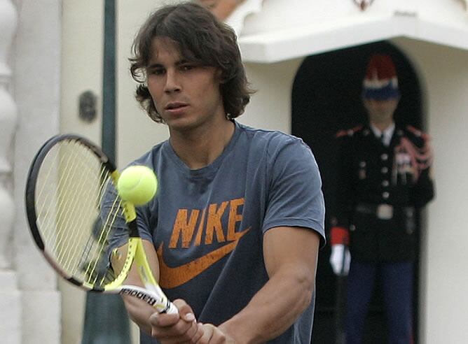Nadal durante el partido de minitenis que jugó contra Murray enfrente del Palacio de Mónaco
