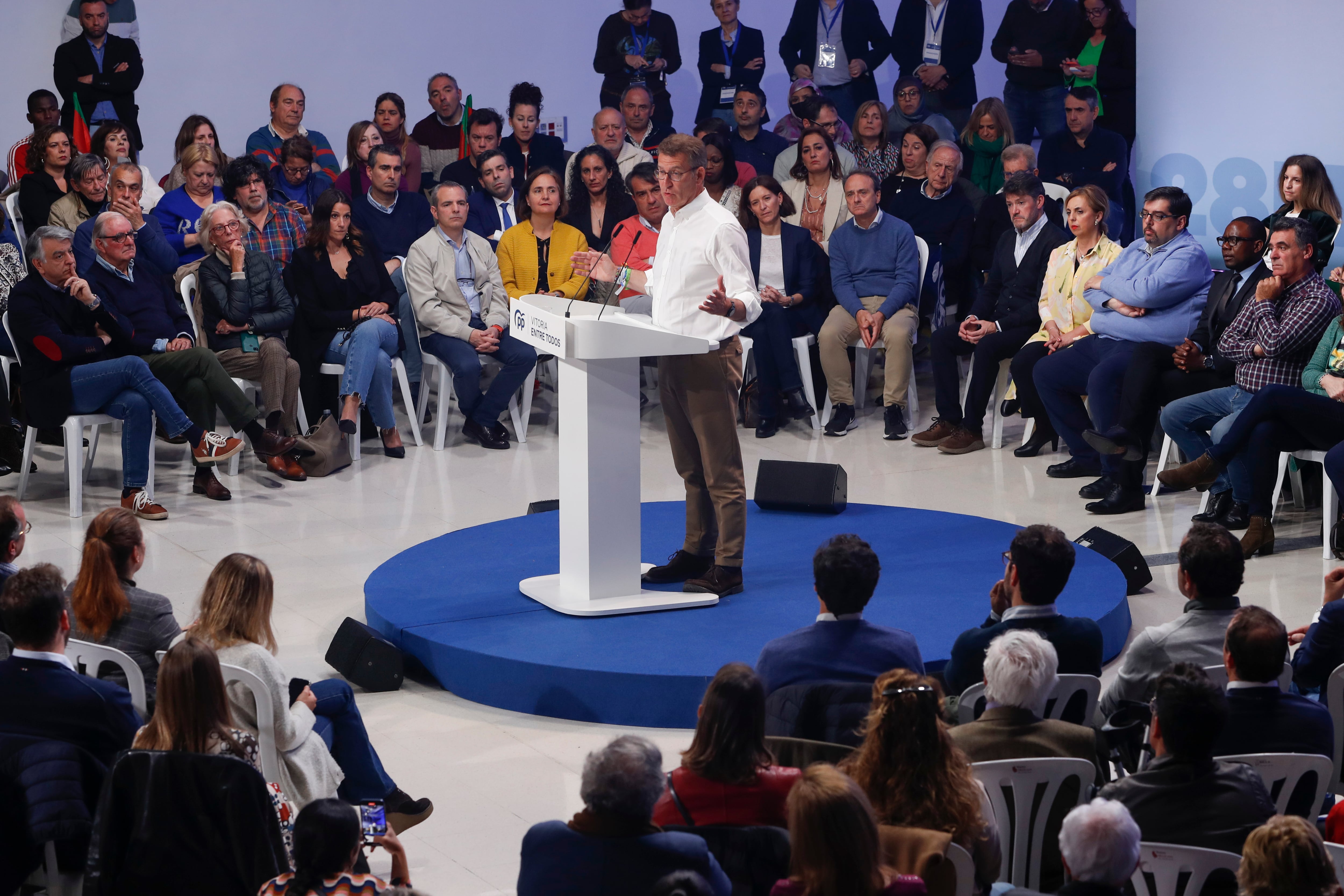 El presidente del PP, Alberto Núñez Feijoo, durante el acto electoral que los populares han celebrado en Vitoria. EFE / David Aguilar.