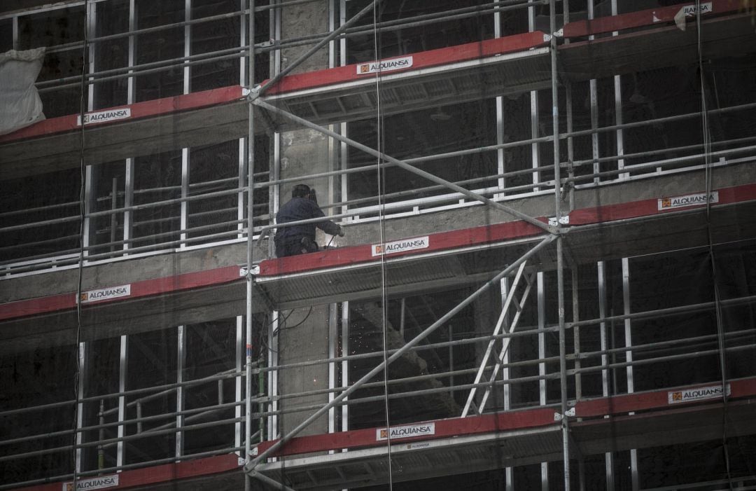 Un obrero trabaja en una obra