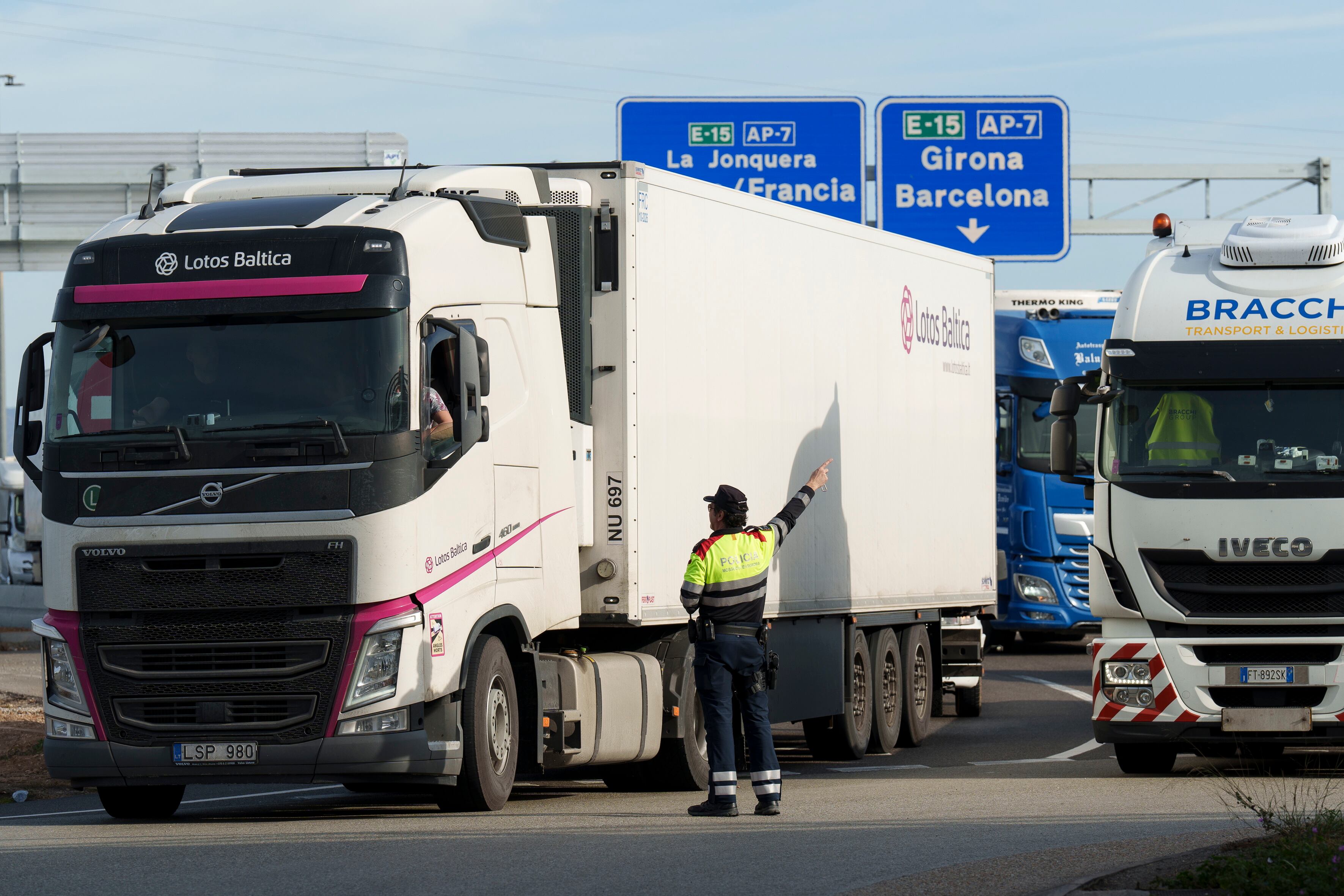 Las protestas de los agricultores franceses se han endurecido y han acabado cortando este viernes la autopista AP-7 en la Jonquera (Girona) EFE/ David Borrat