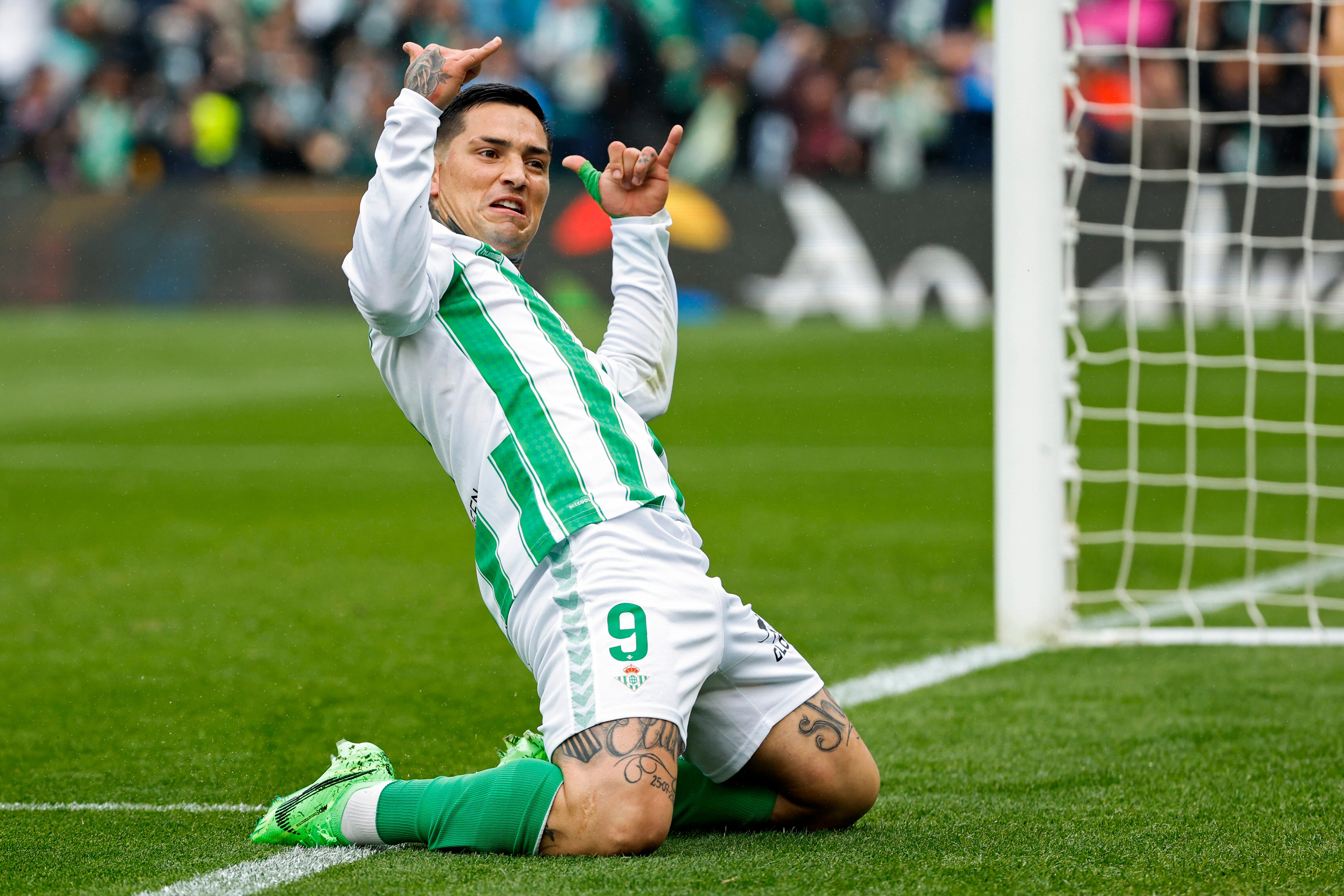 -FOTODELDÍA- SEVILLA, 25/02/2024.- El delantero argentino del Betis Chimy Ávila celebra el primer gol de su equipo durante el partido de la Jornada 26 de LaLiga que Betis y Athletic disputan este domino en el estadio Benito Villamarín. EFE/ Julio Muñoz
