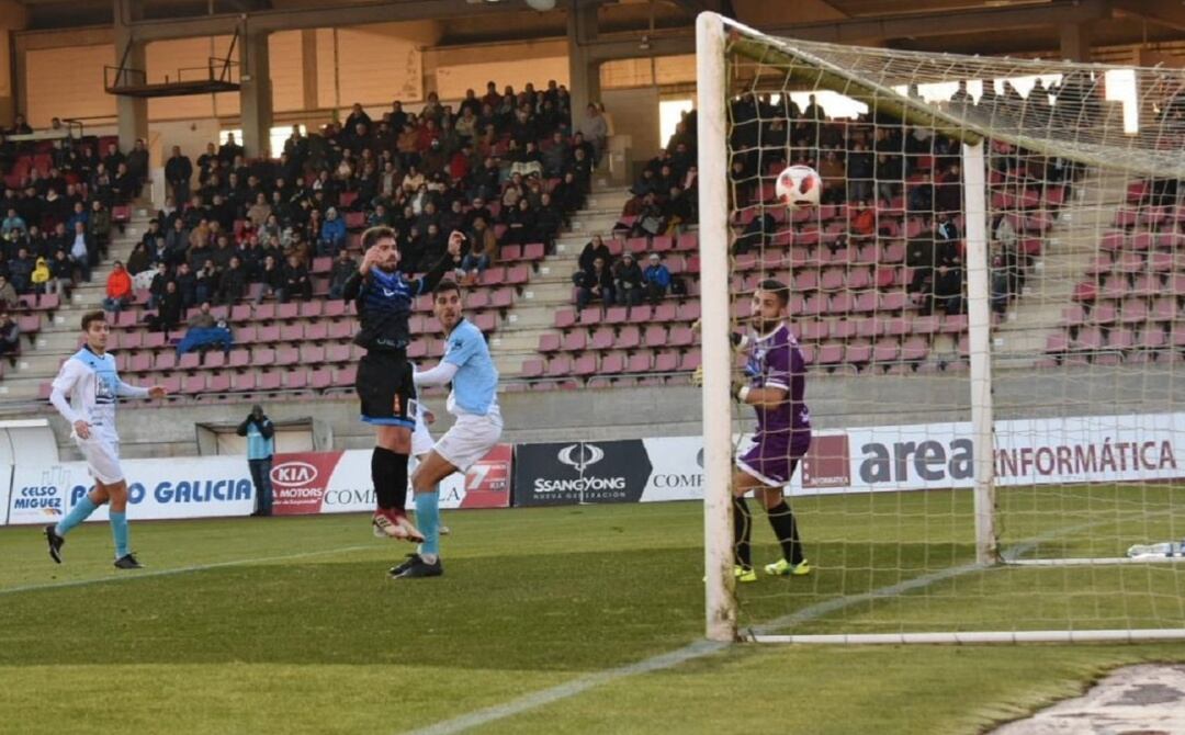 Momento en el que el balón cabeceado por Aythami entra en la portería del Ourense C.F. 