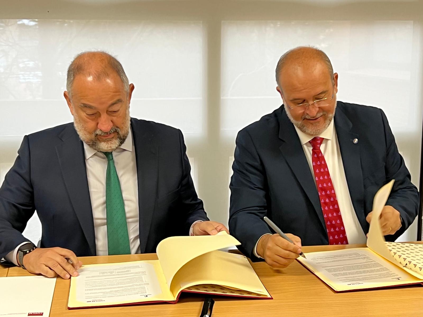 El rector de la ULCM, Julián Garde, y el vicepresidente de la Junta, José Luis Martínez Guijarro, firman el convenio