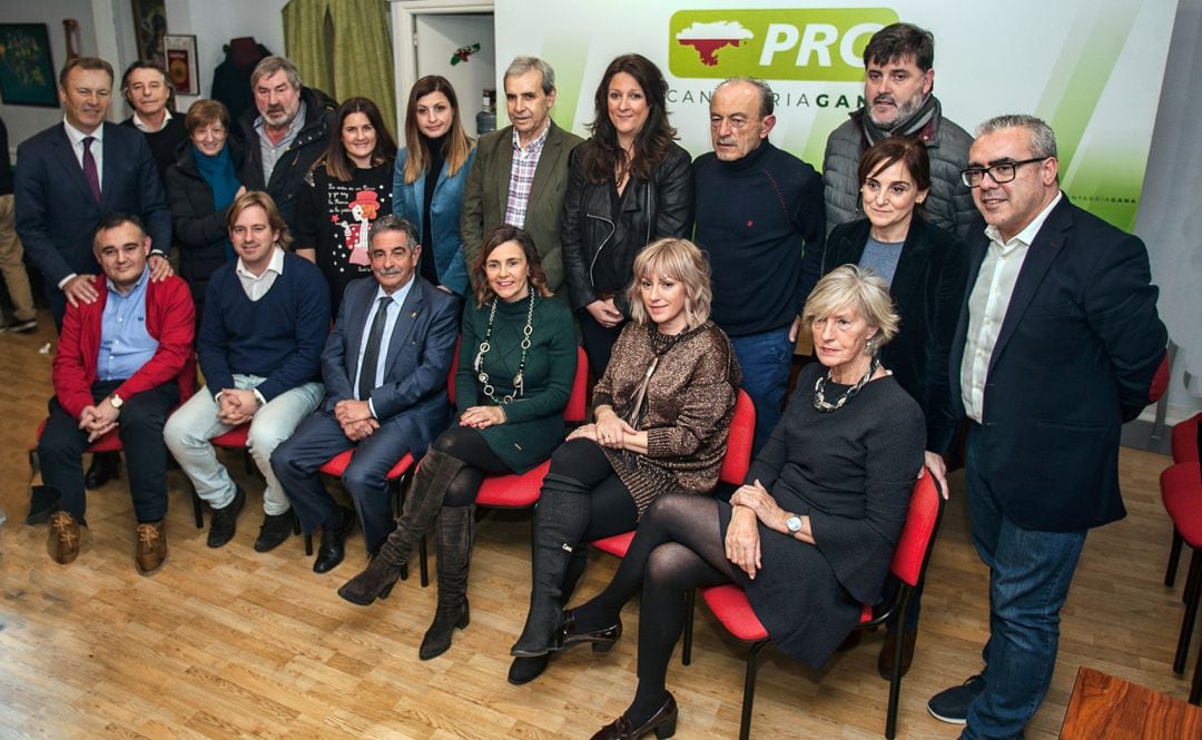 Foto de grupo de la dirección regionalista aprobada por el Comité Ejecutivo.