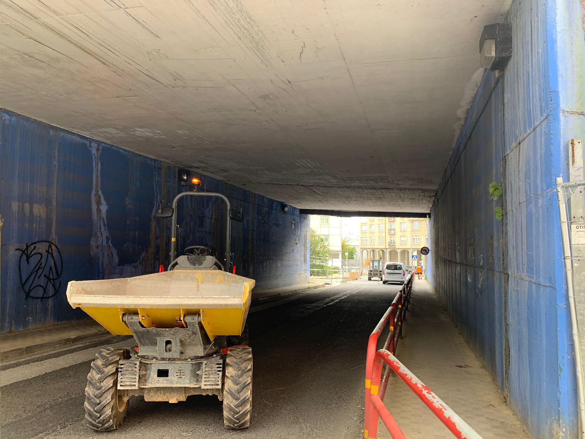 El túnel de la calle Nueva de Caranza ya está cerrado al tráfico, pero se mantiene el paso peatonal (foto: Raúl Salgado)