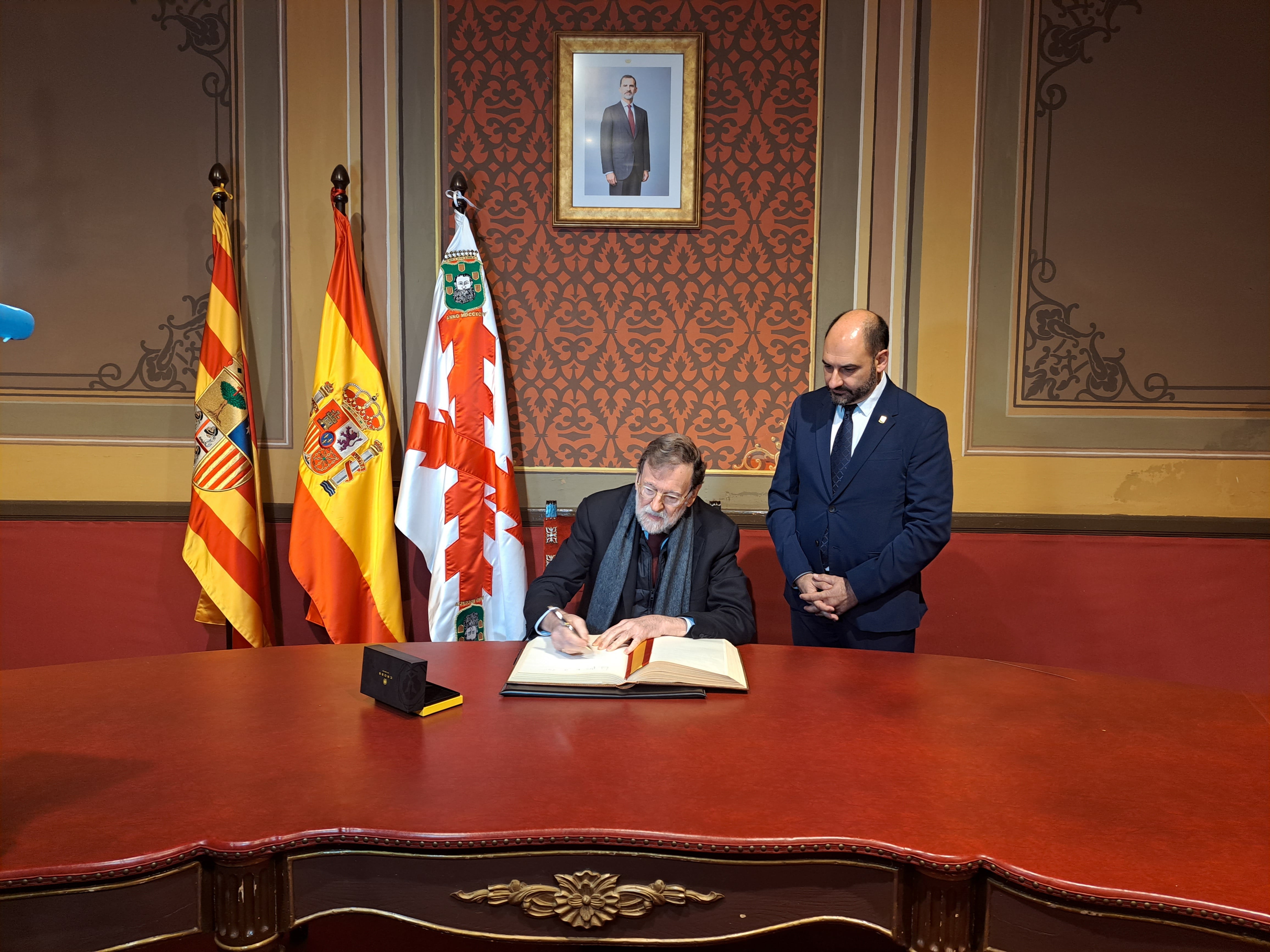 Mariano Rajoy firmando el libro de honor de Barbastro.