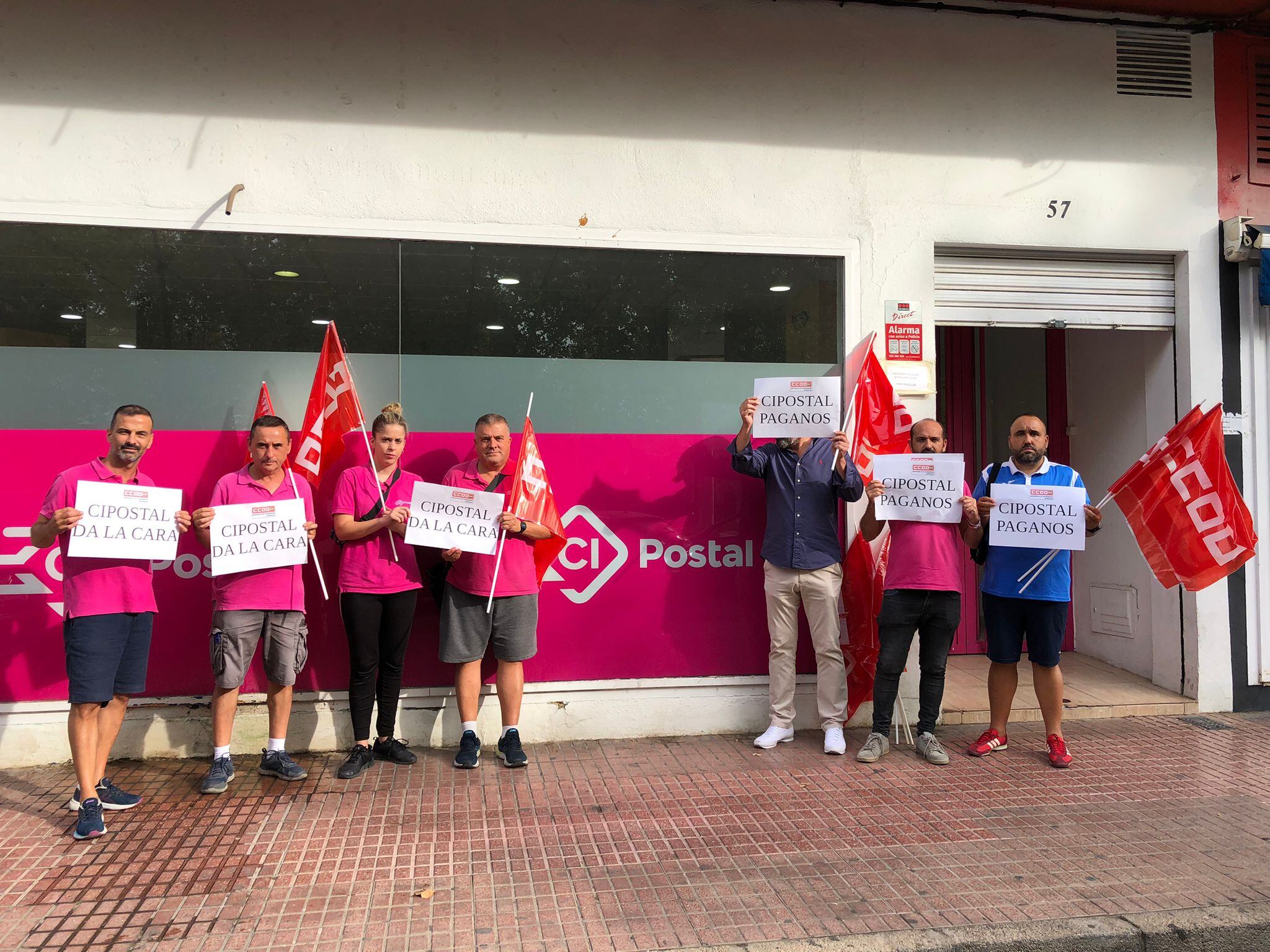 Trabajadores de Cipostal protestan ante la empresa por el impago de sus nóminas.