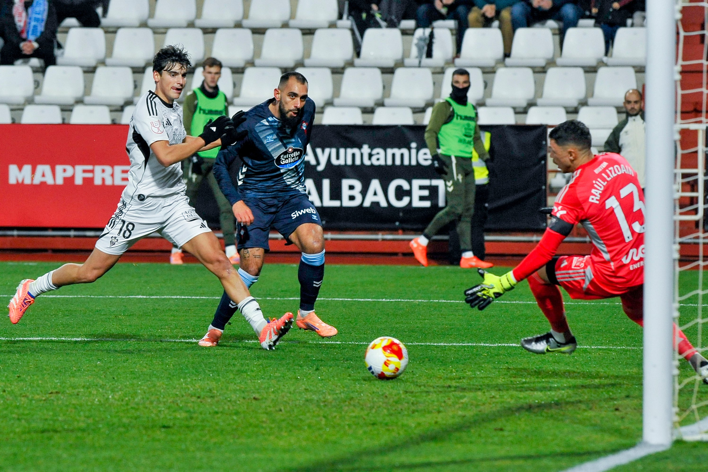 ALBACETE, 17/12/2025.- El portero del Albacete Raúl Lizoain (d) intenta detener un lanzamiento del delantero del Celta Borja Iglesias (c) , durante el partido de dieciseisavos de final de la Copa del Rey de fútbol entre el Albacete y el Celta, este miércoles en el estadio Carlos Belmonte. EFE/ Manu