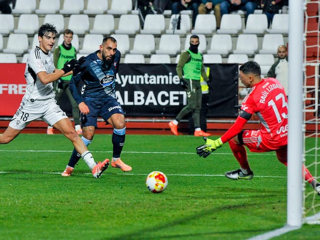 ALBACETE, 17/12/2025.- El portero del Albacete Raúl Lizoain (d) intenta detener un lanzamiento del delantero del Celta Borja Iglesias (c) , durante el partido de dieciseisavos de final de la Copa del Rey de fútbol entre el Albacete y el Celta, este miércoles en el estadio Carlos Belmonte. EFE/ Manu