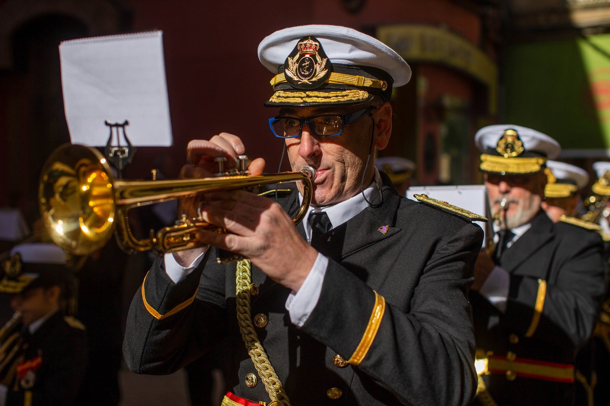 Miembro de una banda de música durante una procesión de Semana Santa.