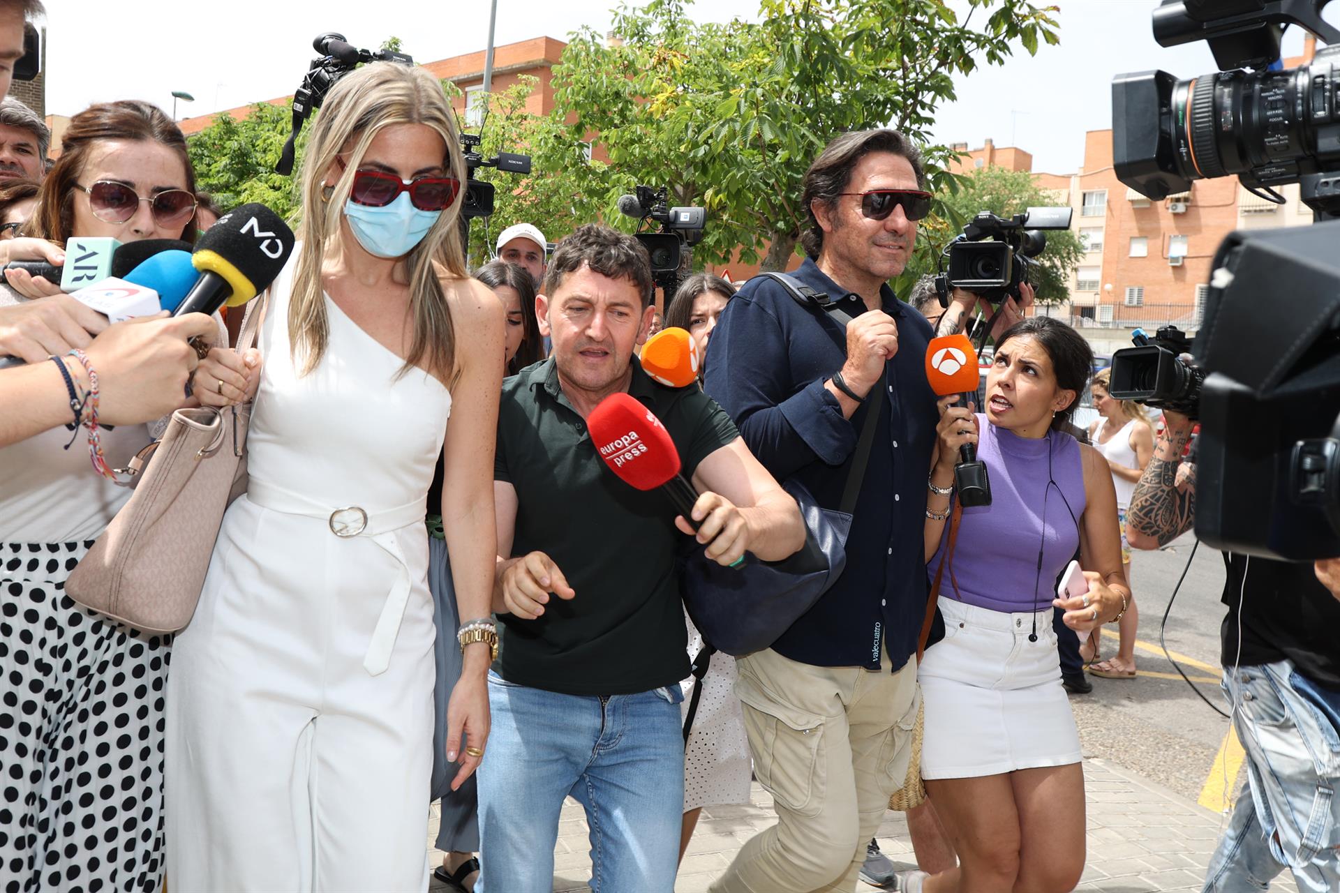 Arancha Palomino y Luis Lorenzo a la salida del juzgado.