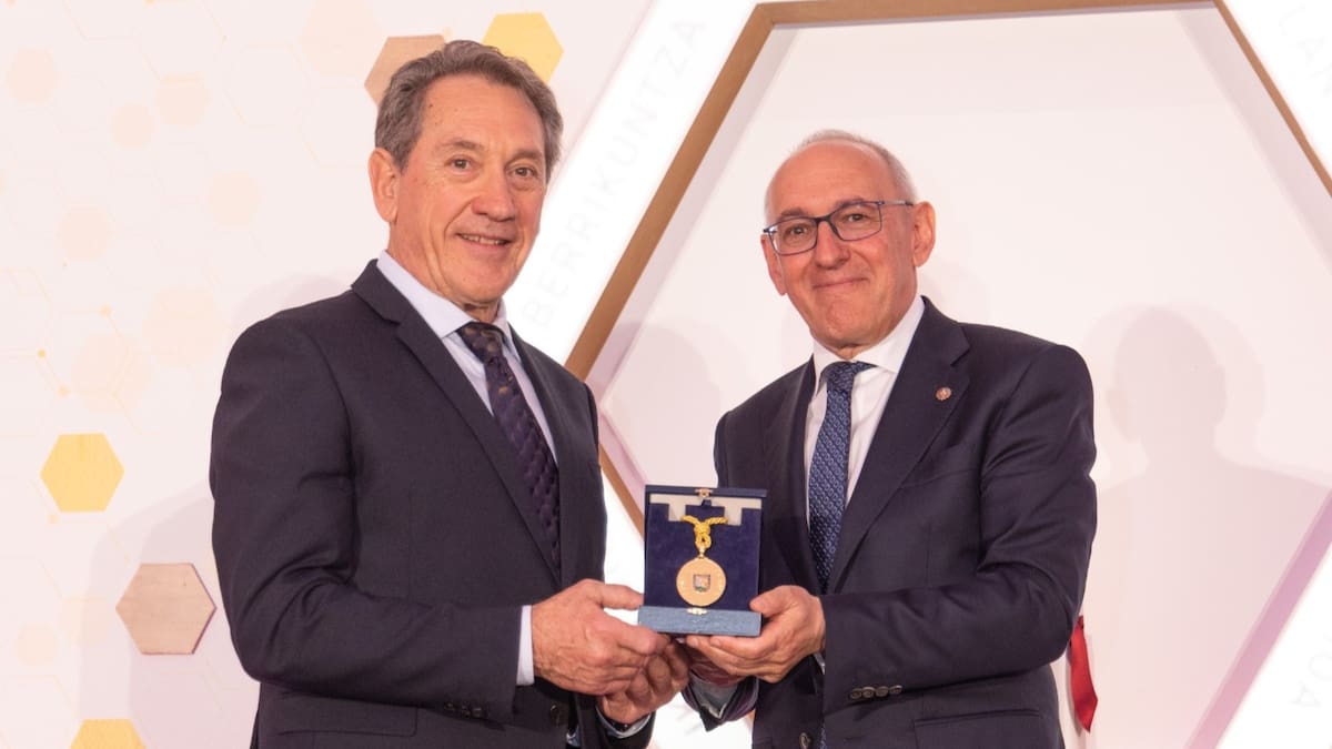 Mikel Sánchez, medalla de Álava: "No hace falta irse lejos para hacer buena medicina; solo, que estén orgullosos, como yo, de ser vascos y alaveses"